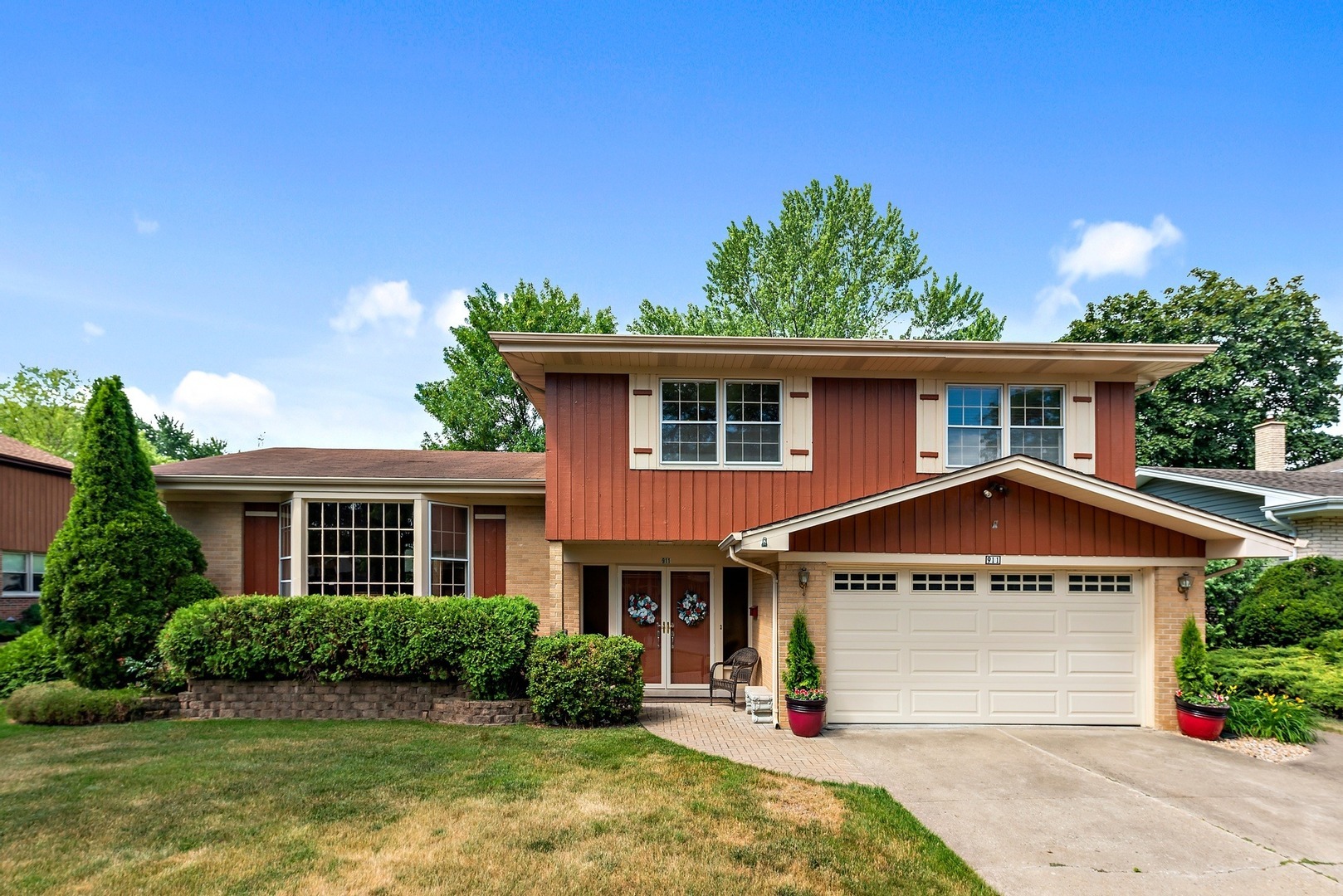 Property Photo: 911 E Crabtree Drive IL 60004