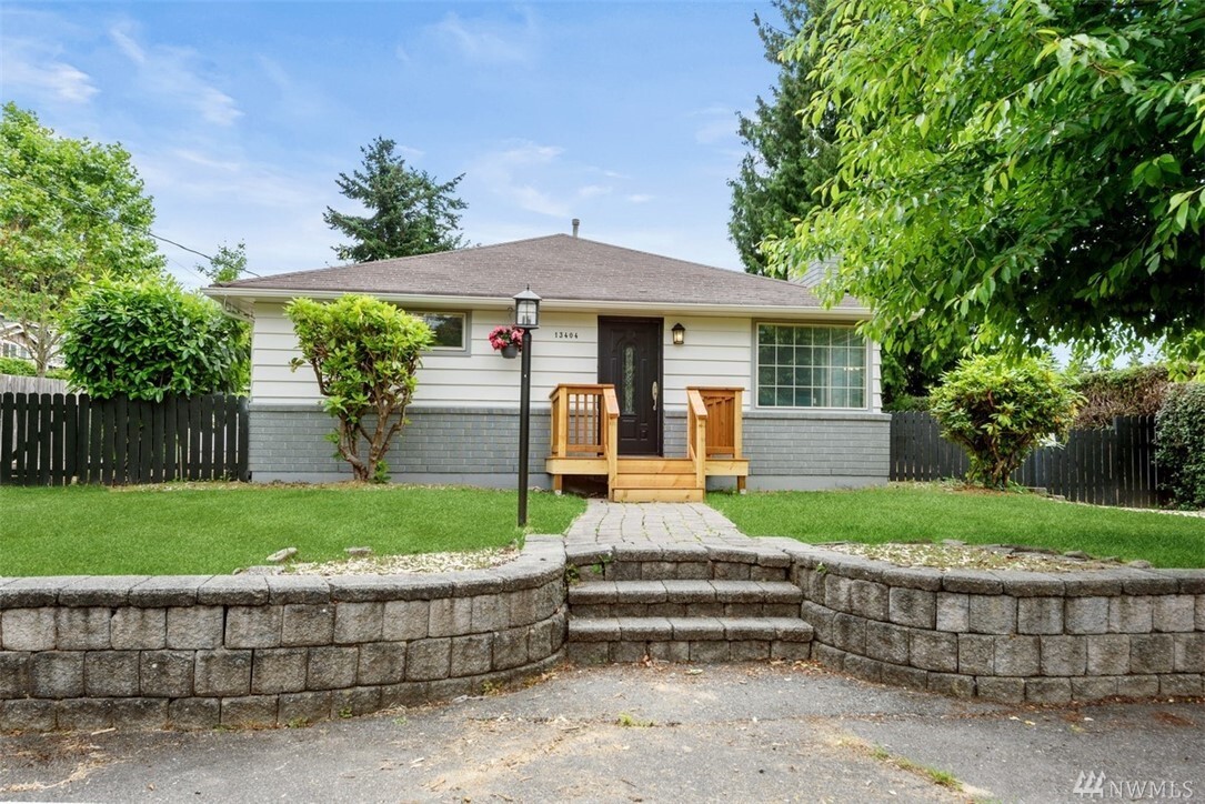 Property Photo: 13404 10th Ave S WA 98168
