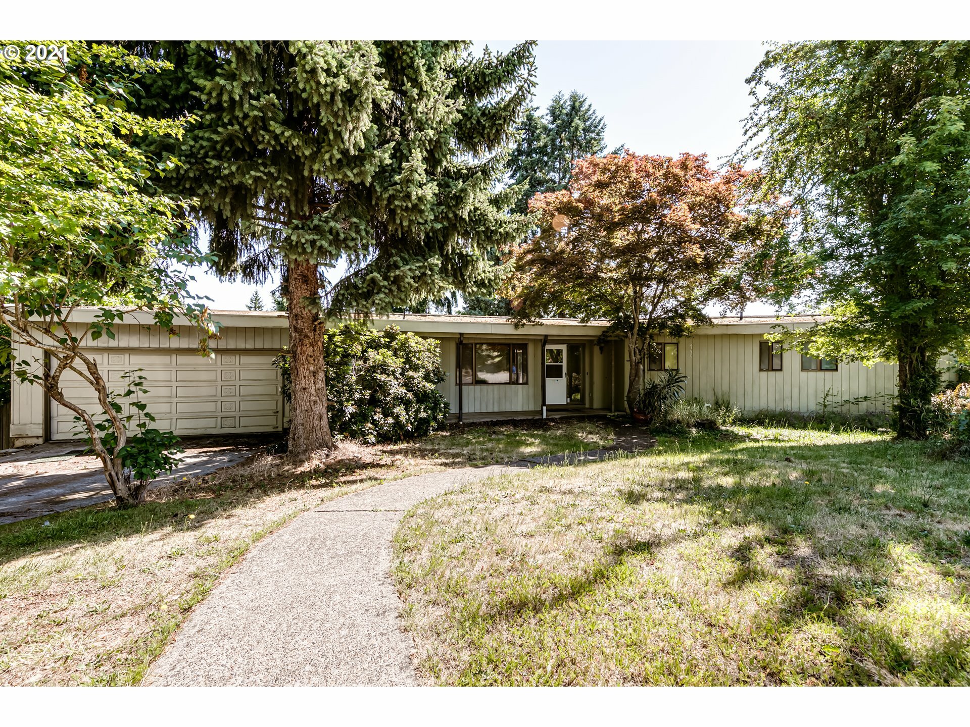 Property Photo: 2350 Terrace View Dr OR 97405