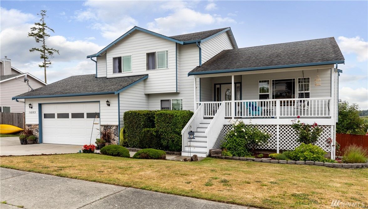 Property Photo:  1605 SW Ulysses St  WA 98277 