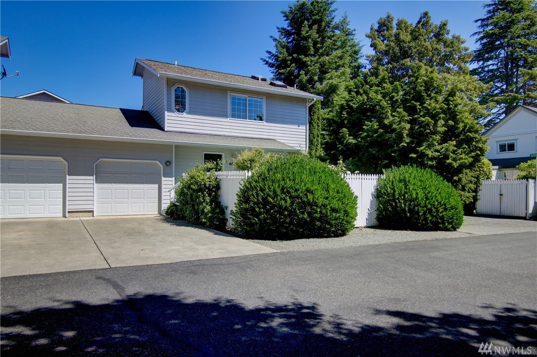 Property Photo: 401 E State St WA 98257