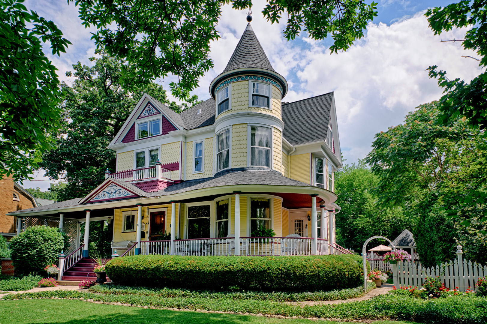 Property Photo:  545 N Park Boulevard  IL 60137 