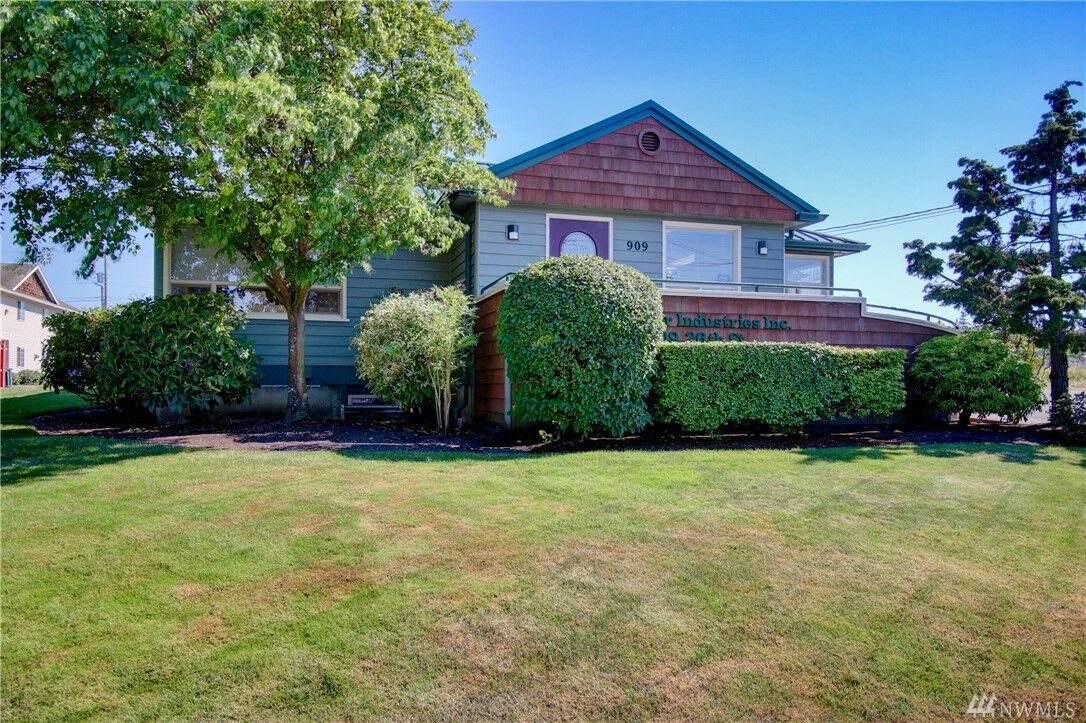 Property Photo:  909 26th St  WA 98221 