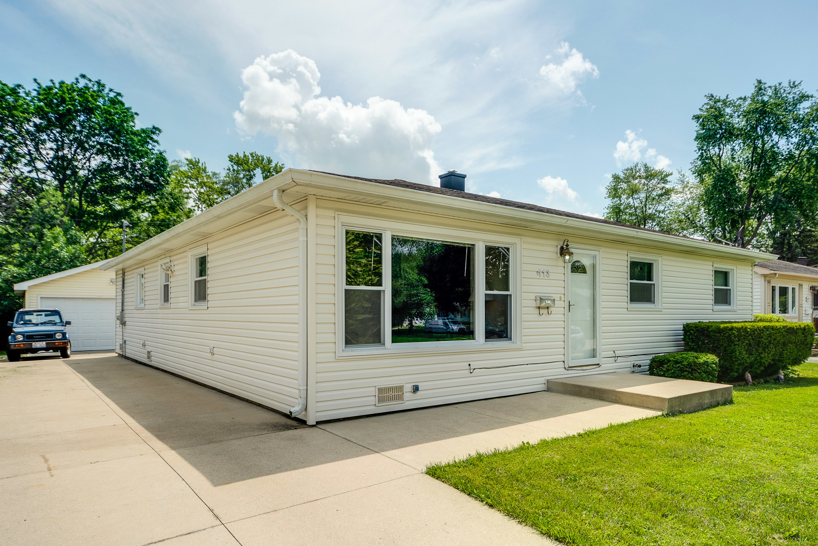 Property Photo:  413 Bonniebrook Avenue  IL 60060 