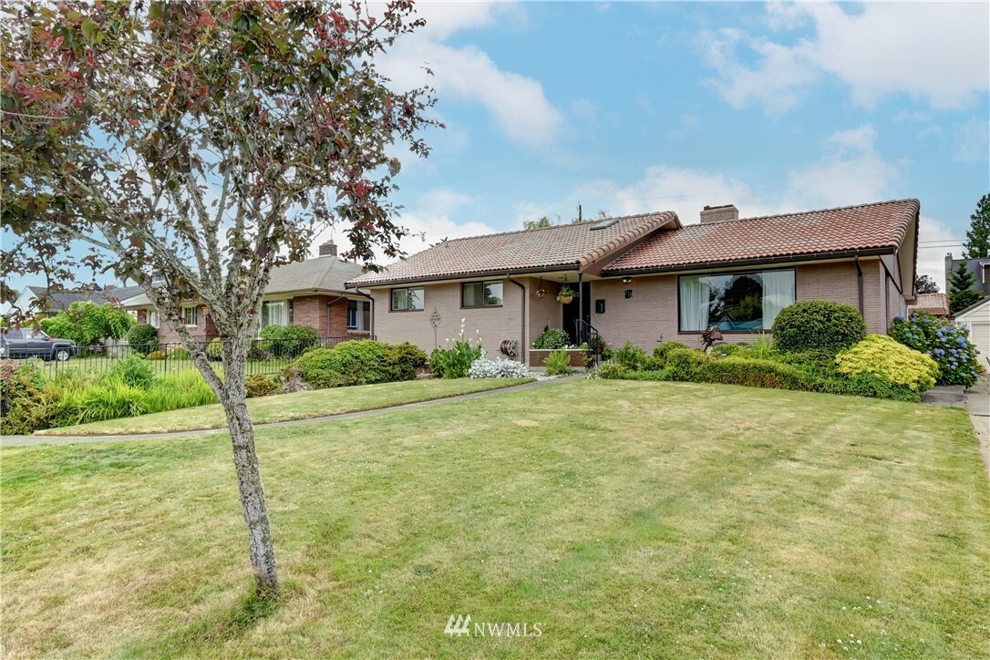 Property Photo: 712 Colby Avenue WA 98201