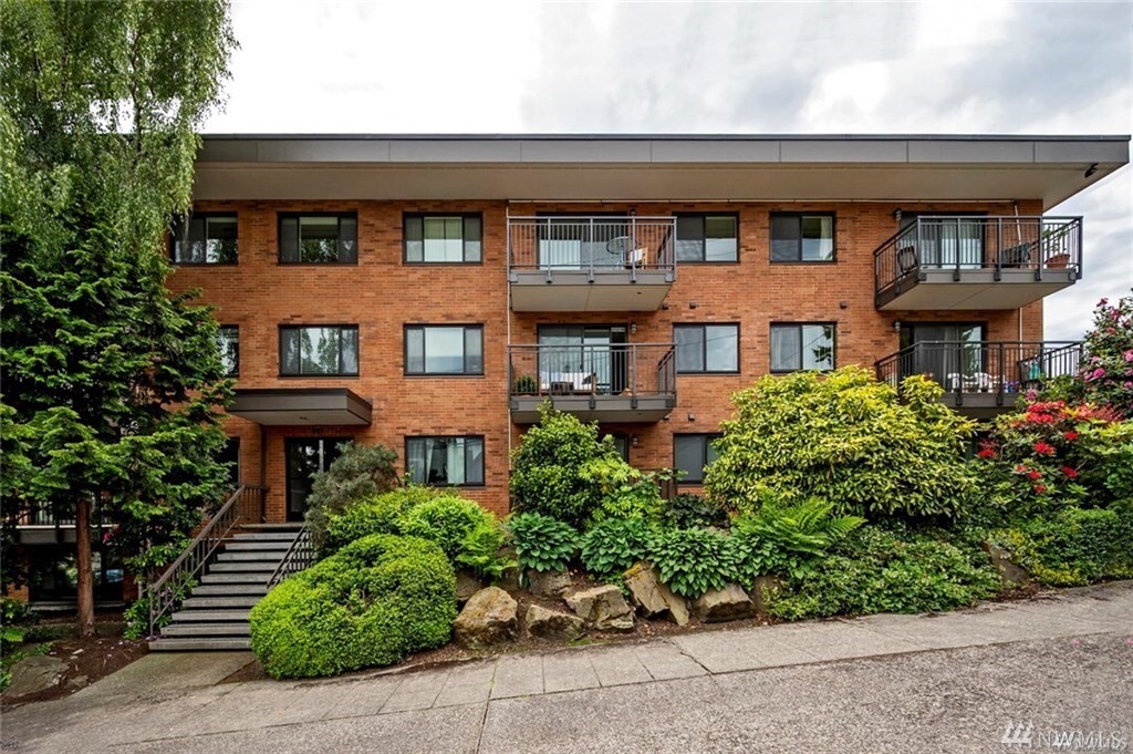 Property Photo: 911 N 73rd St 401 WA 98103