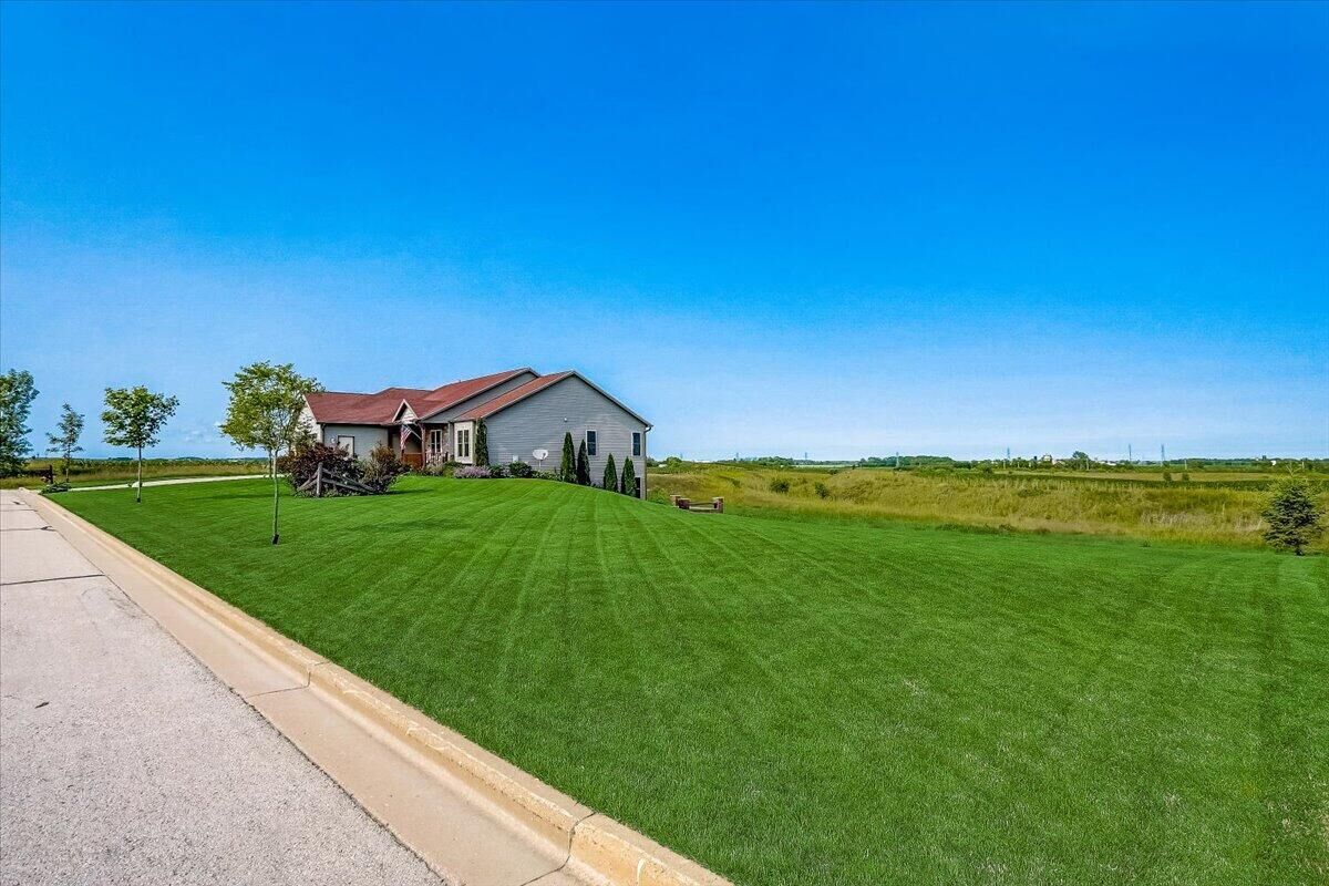Property Photo:  532 Emerald Hills Dr Lt28  WI 53021 