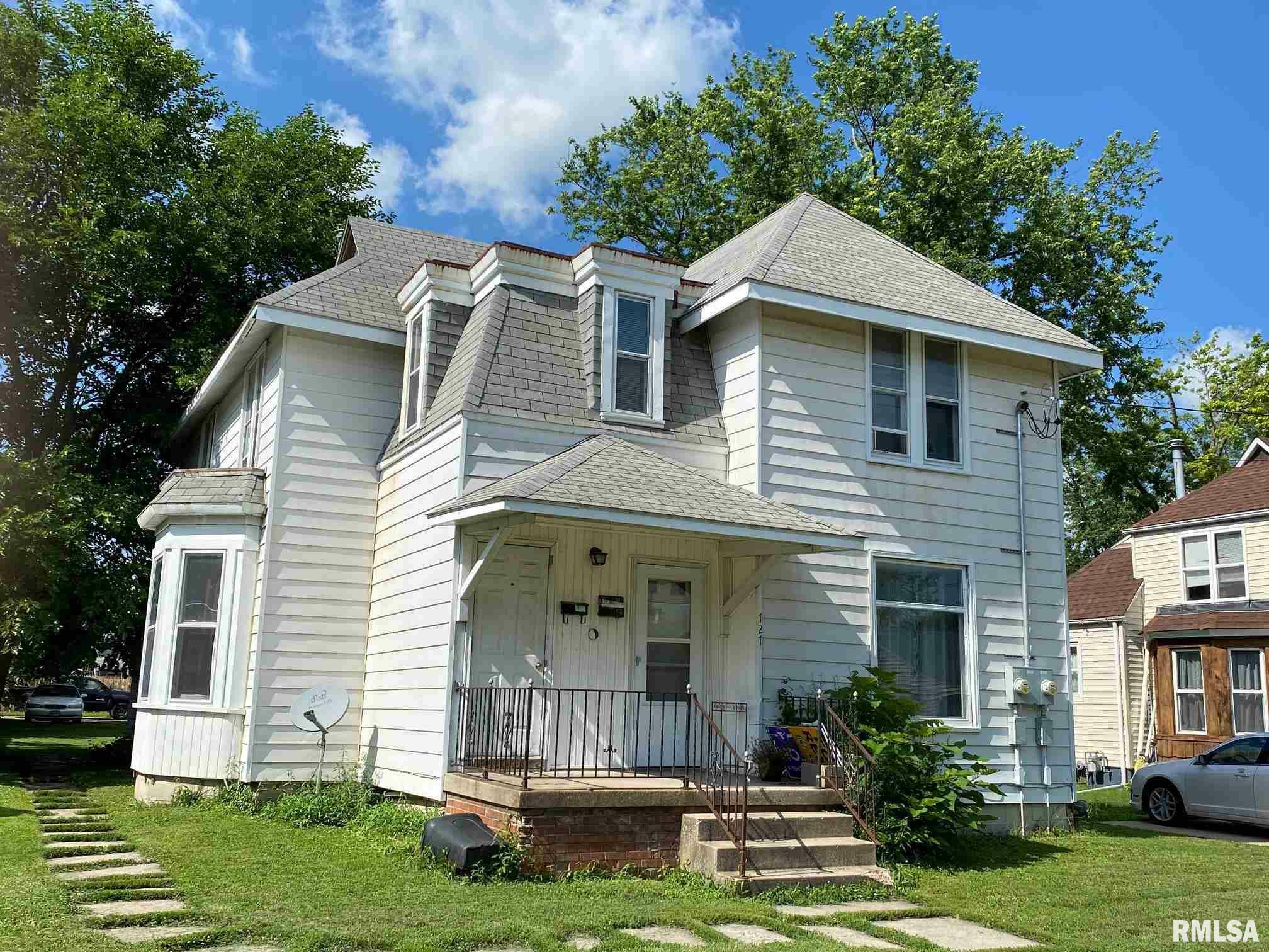 Property Photo:  727 E Chestnut  IL 61520 