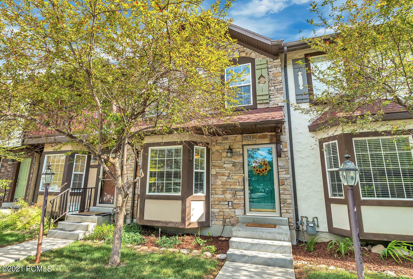 Property Photo: 824 E Hamlet Circle UT 84049