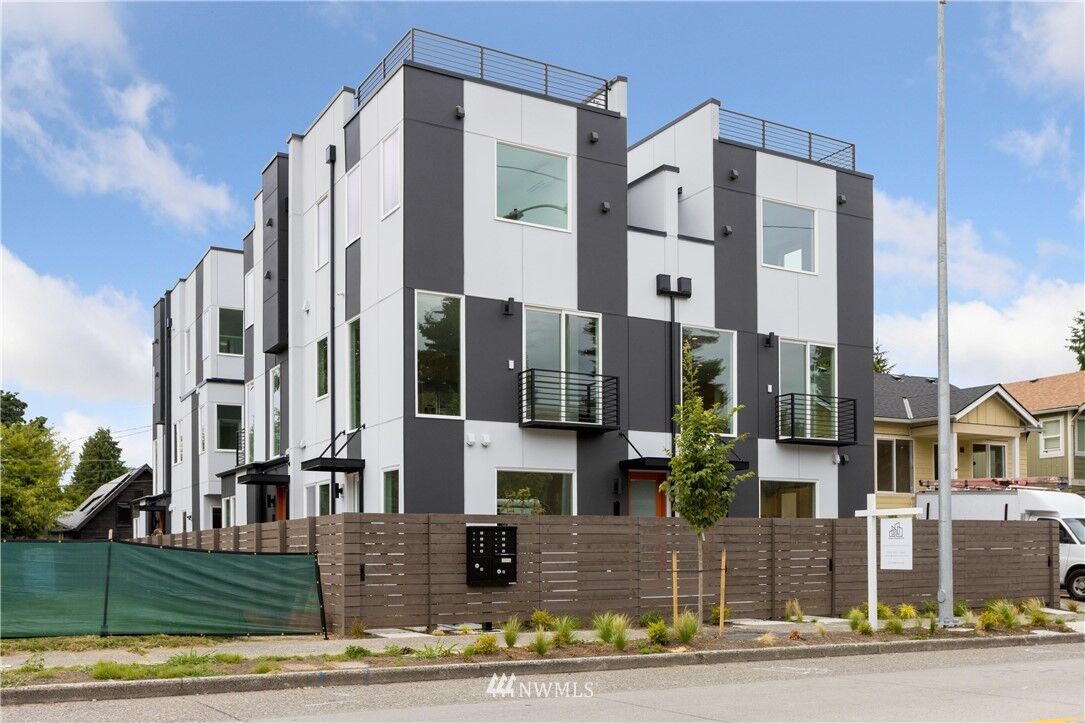 Property Photo: 8449 Delridge Way SW C WA 98106