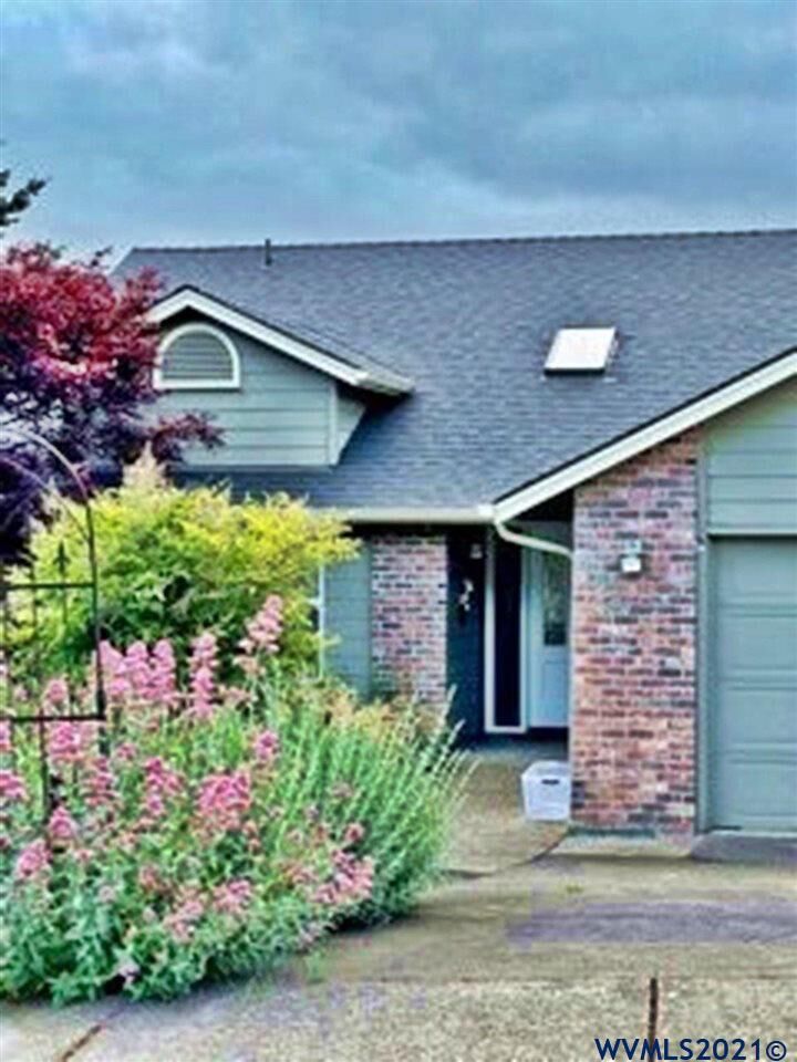 Property Photo: 483 Benton View Dr OR 97370-9378