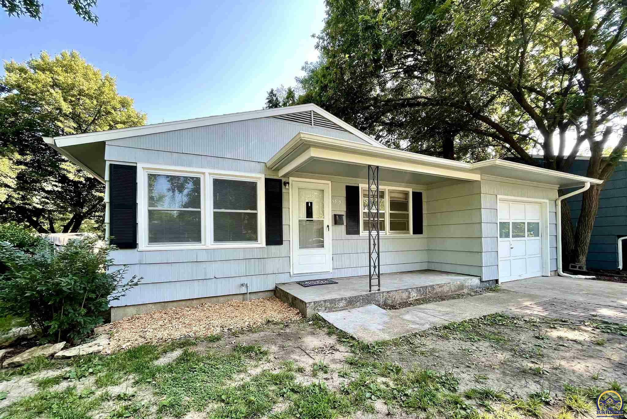 Property Photo:  5519 SW 27th Ter  KS 66614 