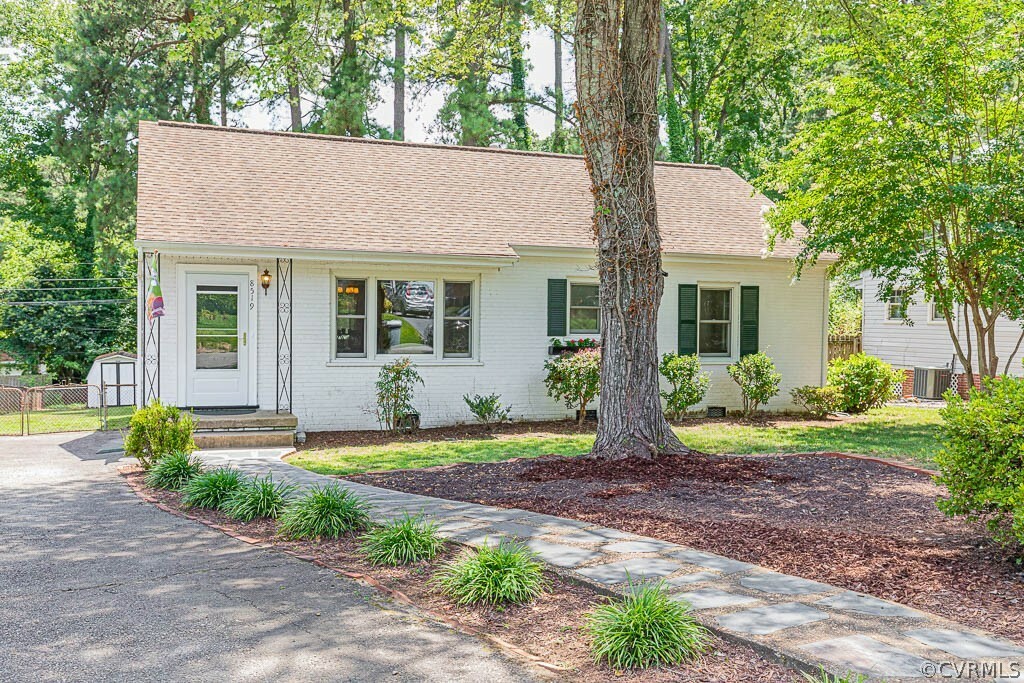 Property Photo: 8519 Holly Hill Road VA 23229
