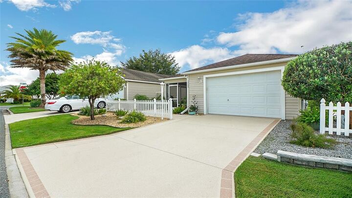 Property Photo: 1766 Hallandale Lane FL 32162