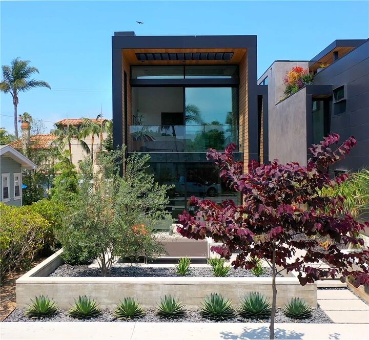 Property Photo:  807 Huntington Street  CA 92648 