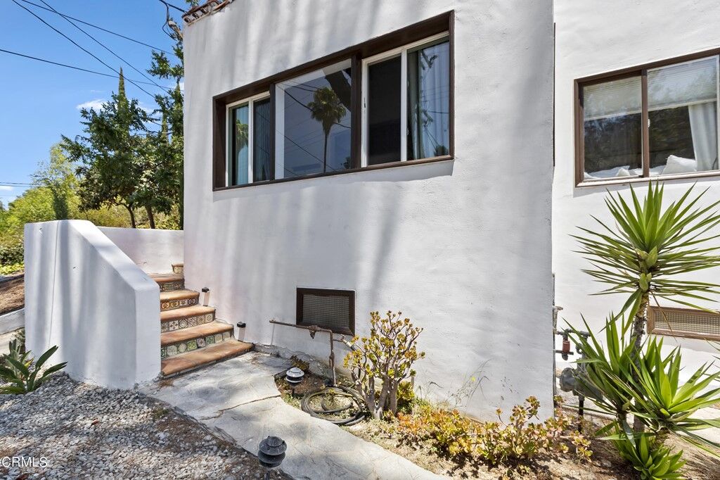 Property Photo: 1118 El Paso Drive CA 90065