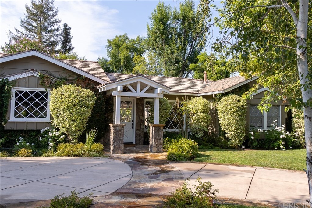 Property Photo: 19415 Collier Street CA 91356