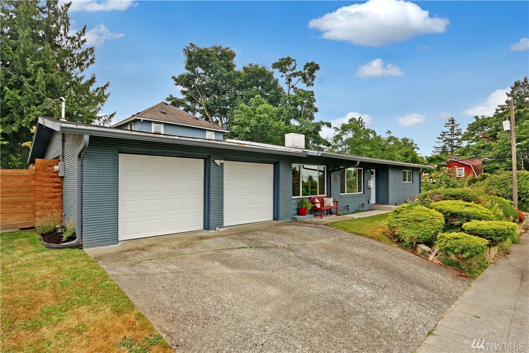 Property Photo:  6101 S Cooper St  WA 98118 