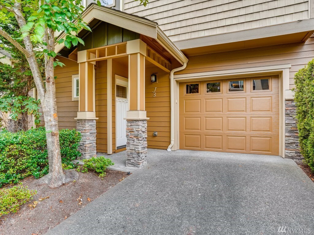 Property Photo: 4660 NE 3rd Ct J3 WA 98059