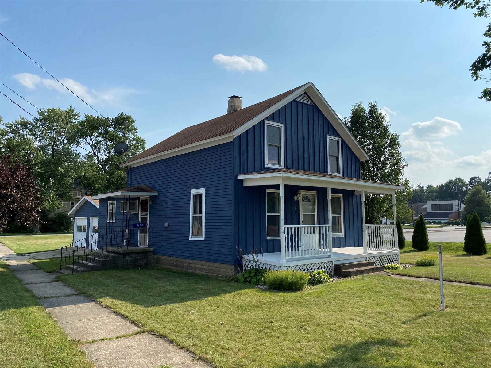 Property Photo:  301 W Vistula Street  IN 46507-9489