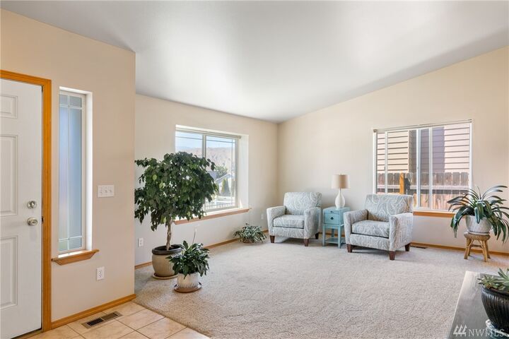 Property Photo:  1925 Bluegrass Ave  WA 98802 