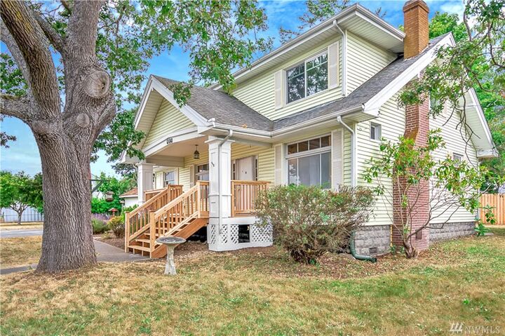 Property Photo:  998 SE 8th Ave  WA 98277 