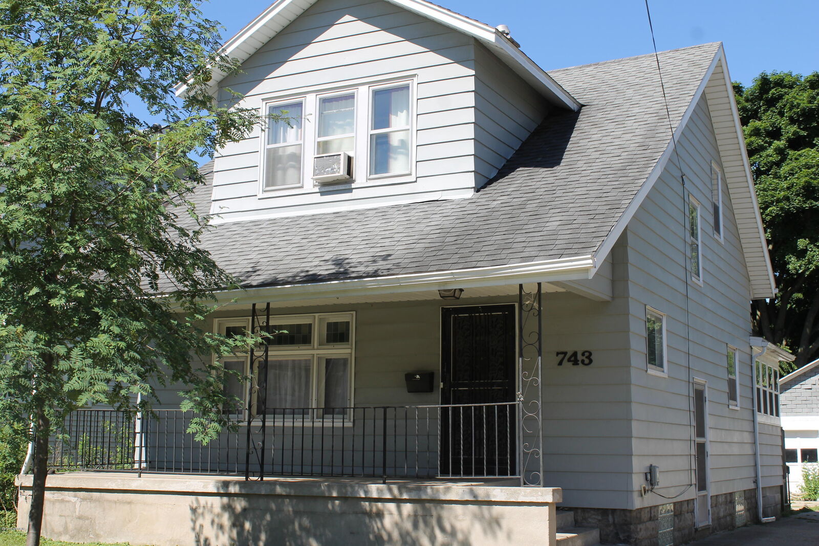 Property Photo:  743 Lincoln Avenue NW  MI 49504 