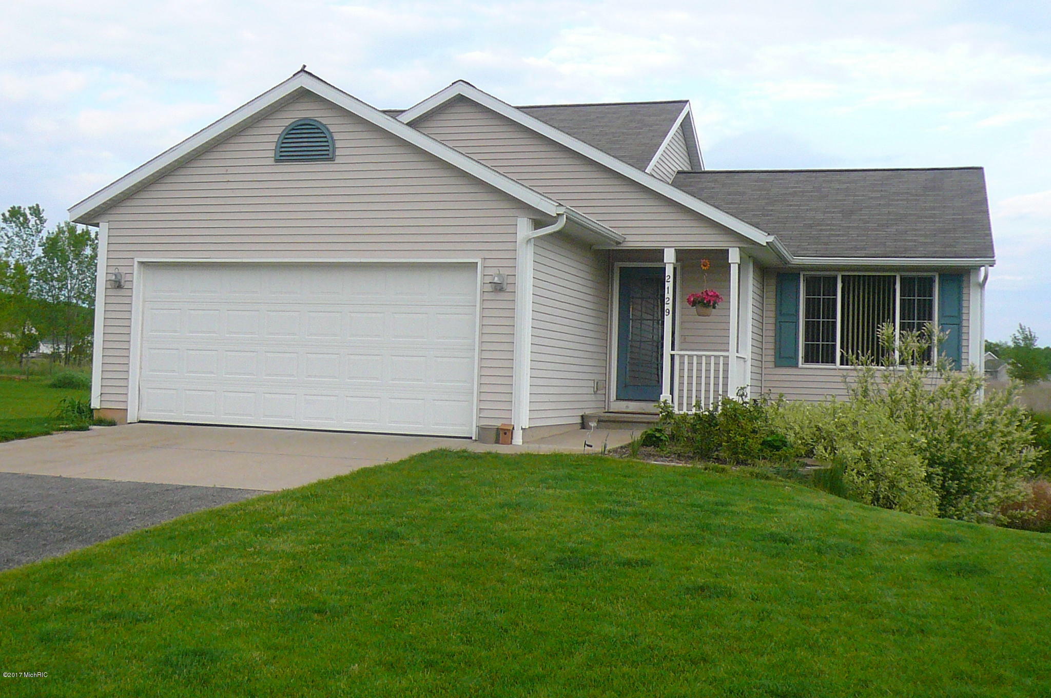 Property Photo:  2129 Winston View Drive NE  MI 49319 