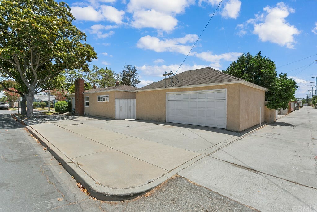 Property Photo: 6095 Lemon Avenue CA 90805
