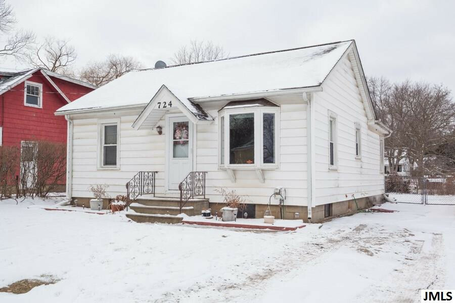 Property Photo:  724 21st St  MI 49203 