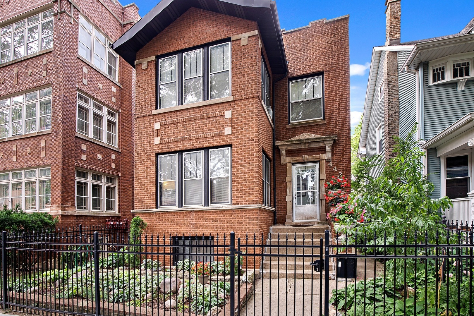 Property Photo: 4438 N Whipple Street IL 60625