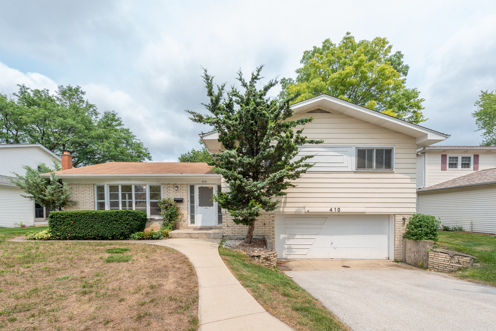 Property Photo:  410 E Knob Hill Drive  IL 60004 