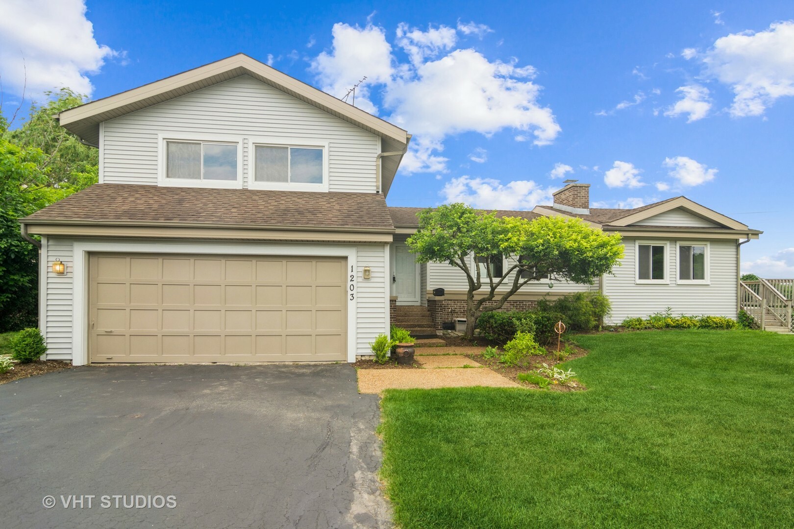 Property Photo: 1203 W Hintz Road IL 60004