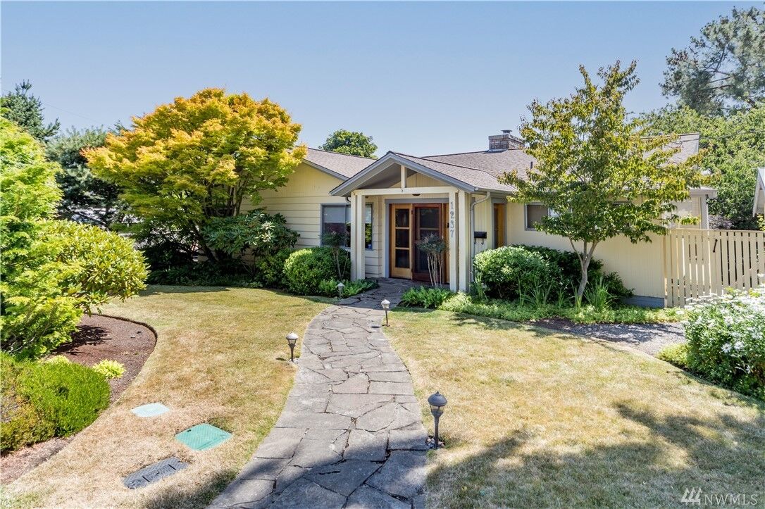 Property Photo:  1237 Clay St  WA 98368 