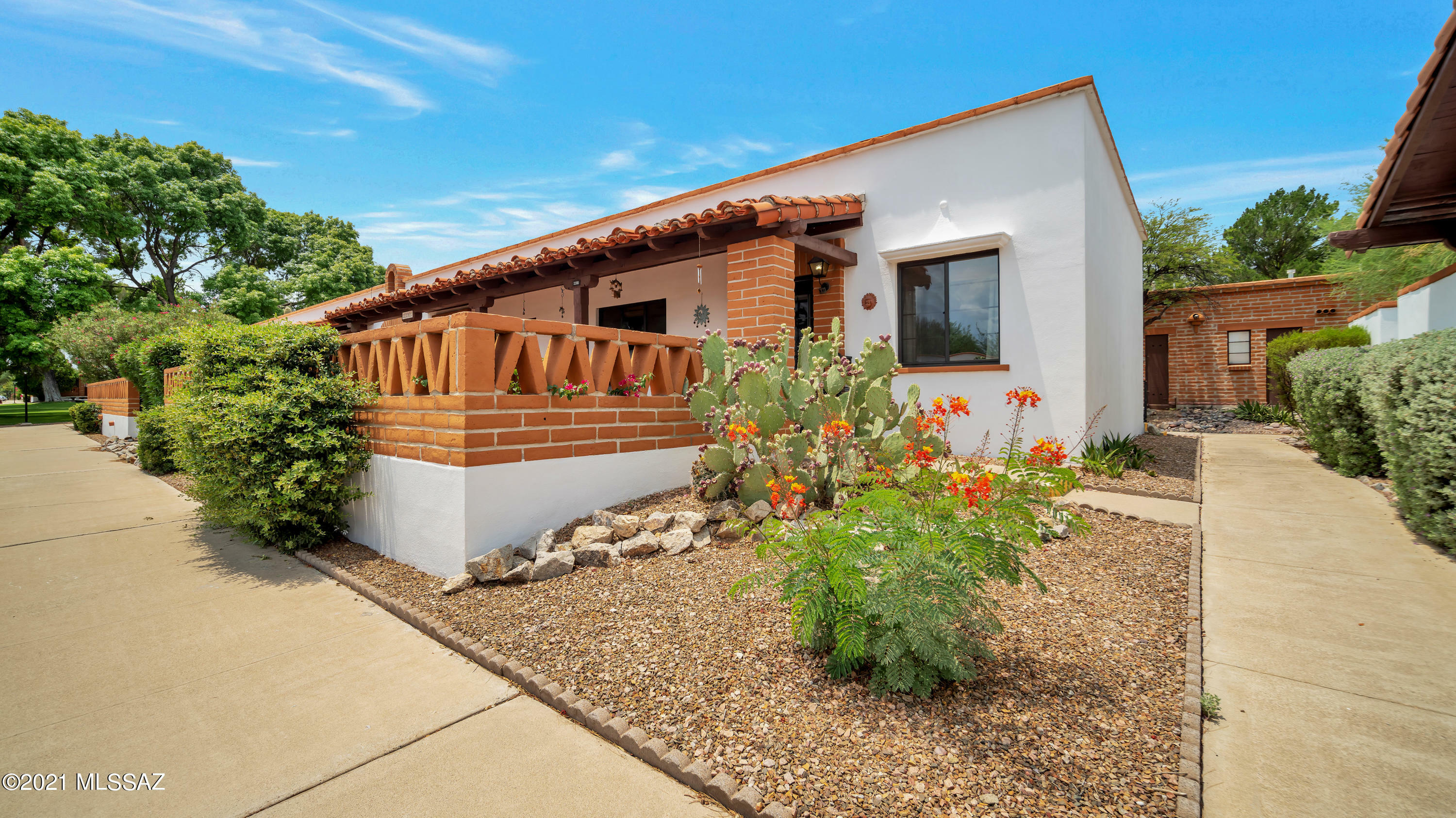 Property Photo:  220 S Paseo Pena D  AZ 85614 