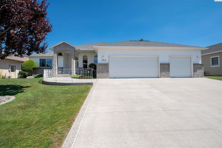 109 Berkshire Ln  Pasco WA 99301 photo