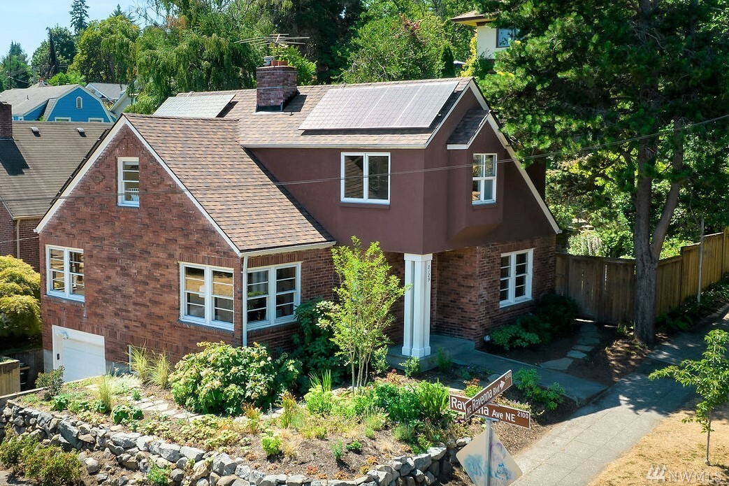 Property Photo:  2129 NE Ravenna Blvd  WA 98105 