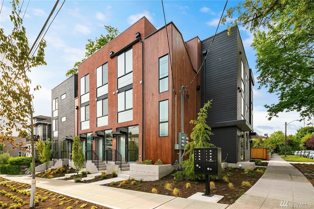 Property Photo: 1628 E Marion St WA 98122