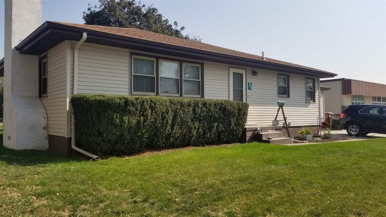 Property Photo: 904 N 1st St NE 68701