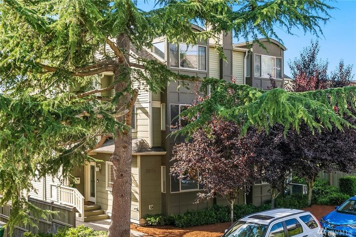 Property Photo:  2817 14th Ave W Apt A  WA 98119 