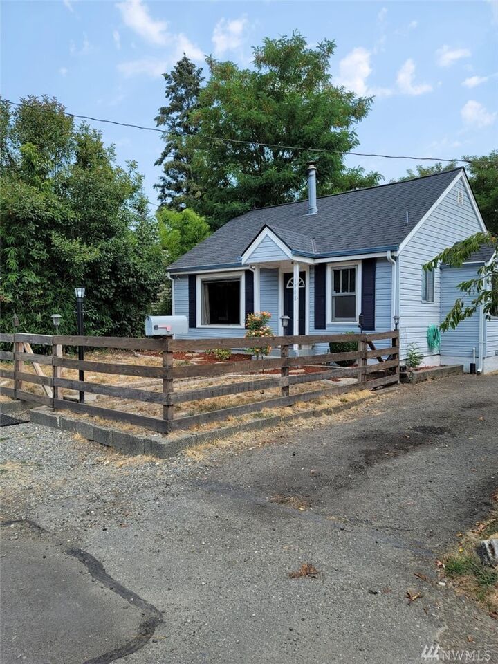 Property Photo:  1708 Snyder Ave  WA 98312 