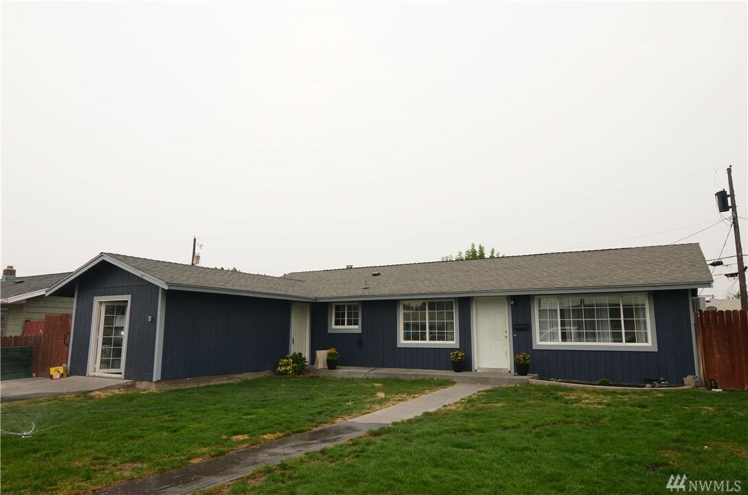 Property Photo:  134 D St NE  WA 98848 