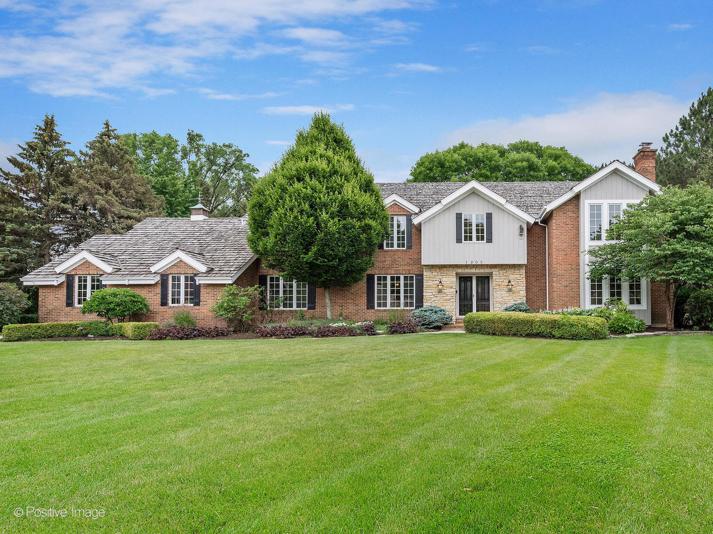 Property Photo: 1205 Midwest Club Parkway IL 60523