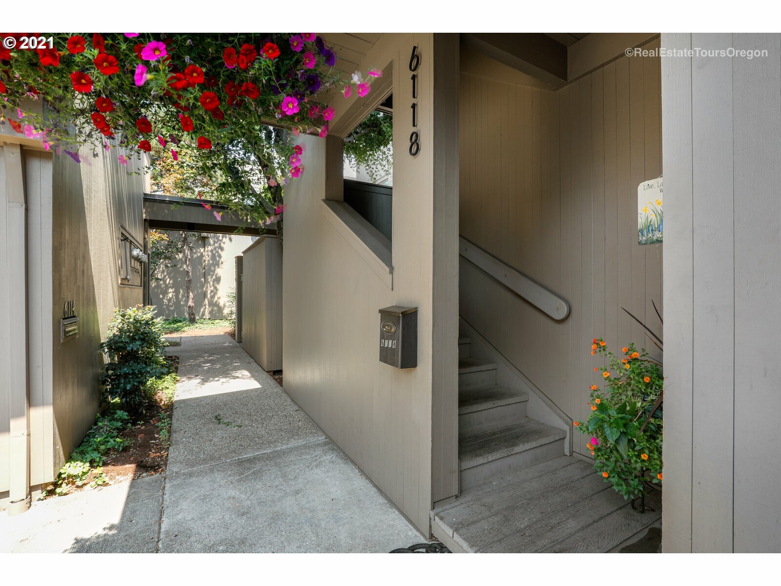 Property Photo: 6118 S Riverpoint Ln OR 97239