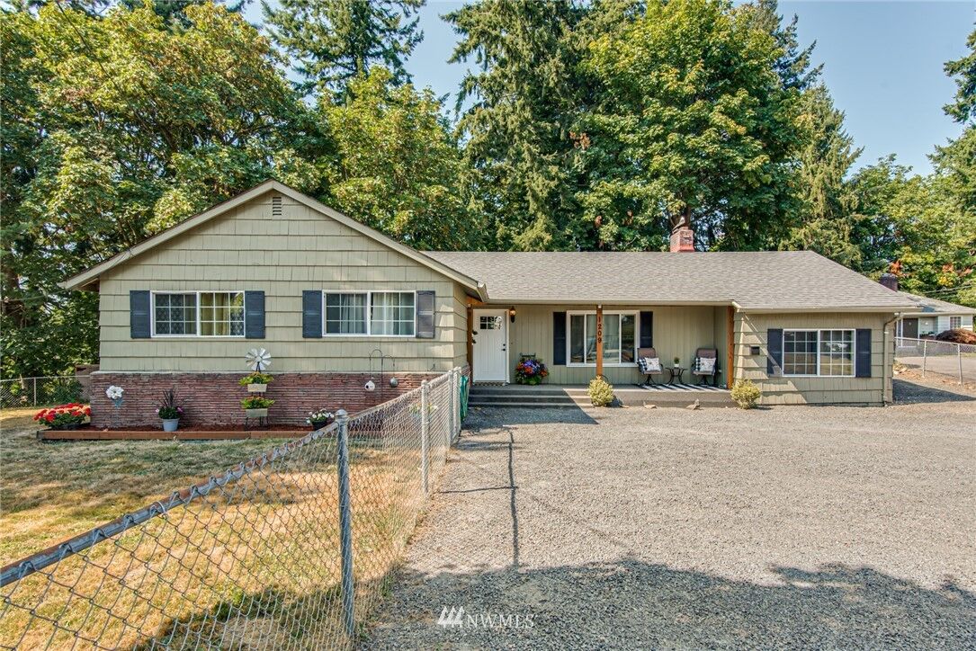 Property Photo: 1209 N 7th Avenue WA 98626