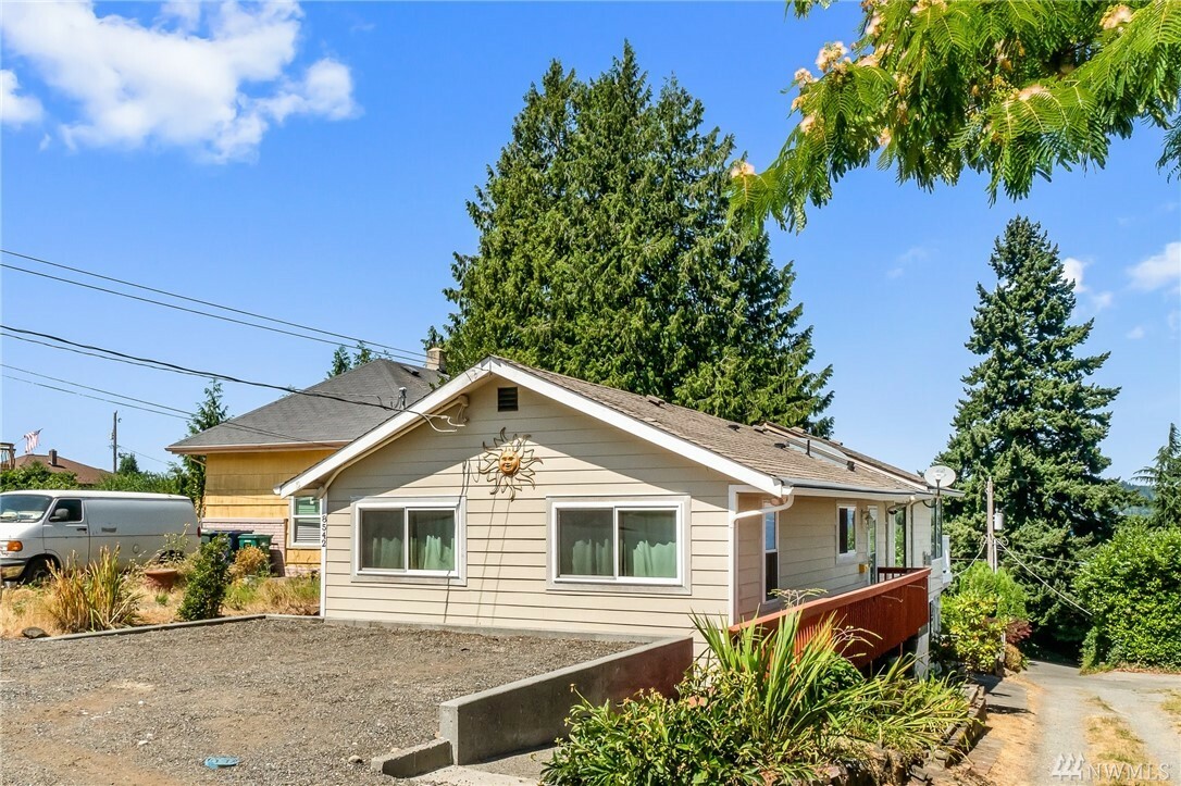 Property Photo: 8542 S 114th St WA 98178