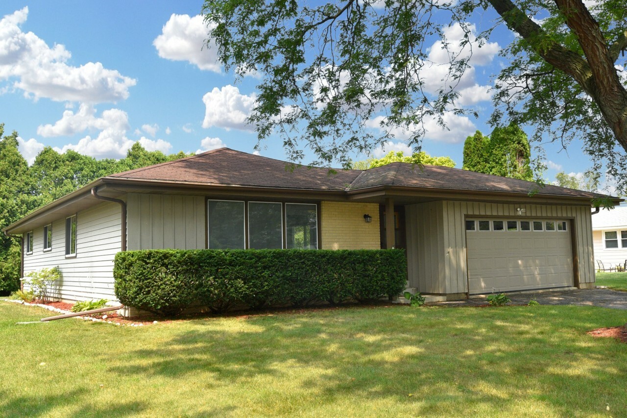 Property Photo: 508 Whitegate Dr WI 53080