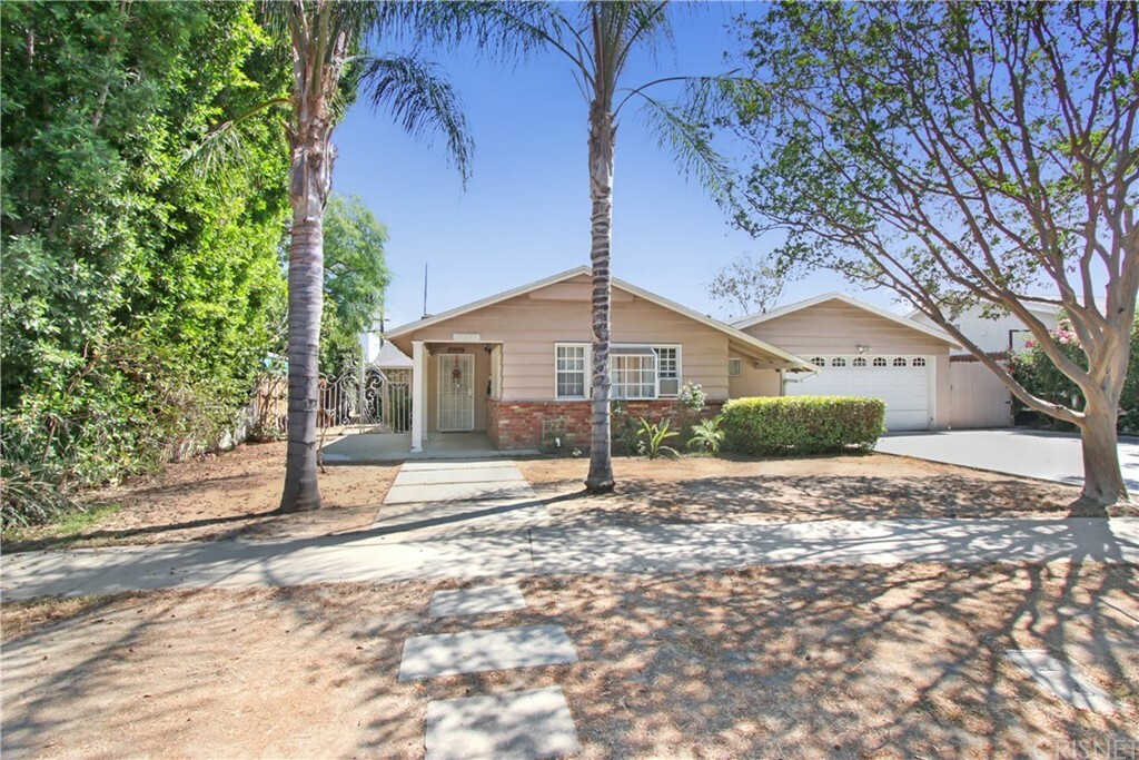 Property Photo:  14024 Hartland Street  CA 91405 