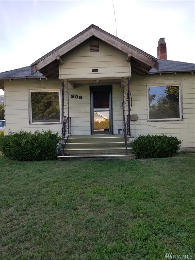 Property Photo:  906 Okanogan Ave  WA 98801 