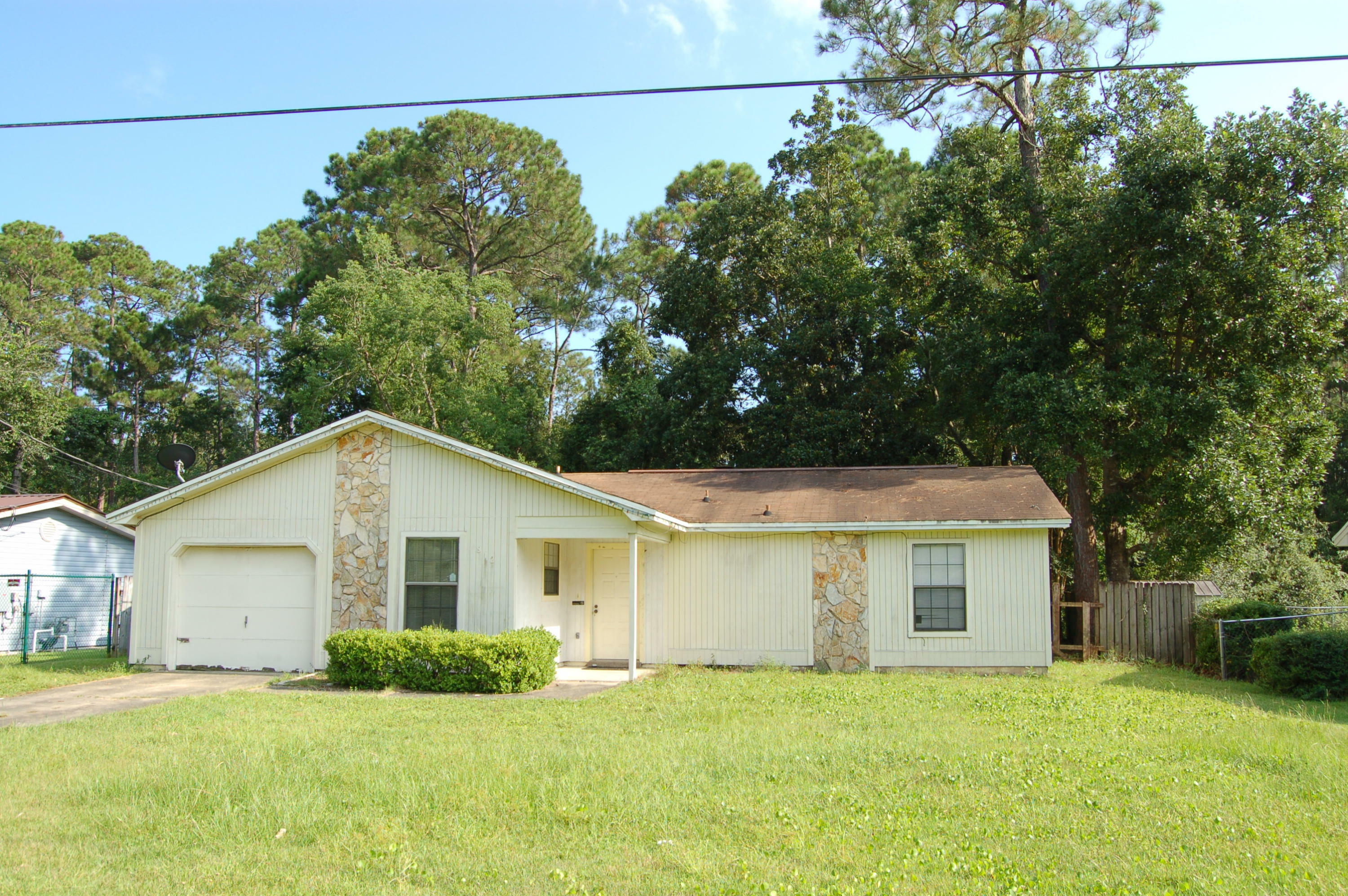 Property Photo:  912 Meadow Lane  FL 32547 